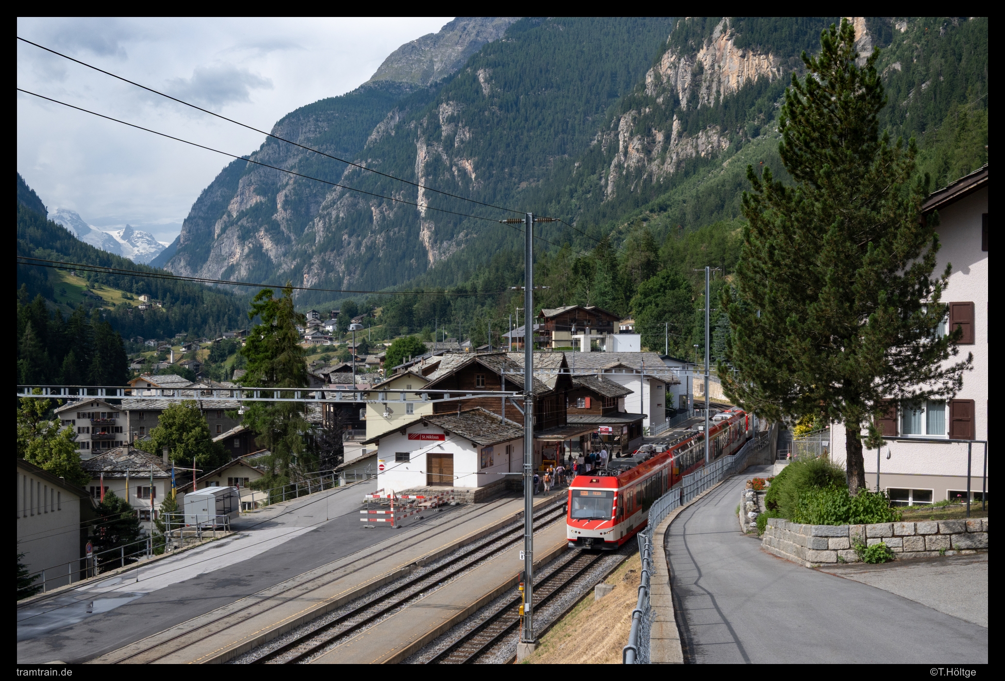https://www.tramtrain-bilder.de/wp-content/Bilder/2025/T2025-06-26_002-MGB-2013-St-Niklaus.jpg