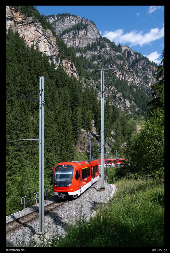 https://www.tramtrain-bilder.de/wp-content/Bilder/2025/T2025-06-26_007-MGB-302+311+308-St-Niklaus-Herbriggen_DSO.jpg